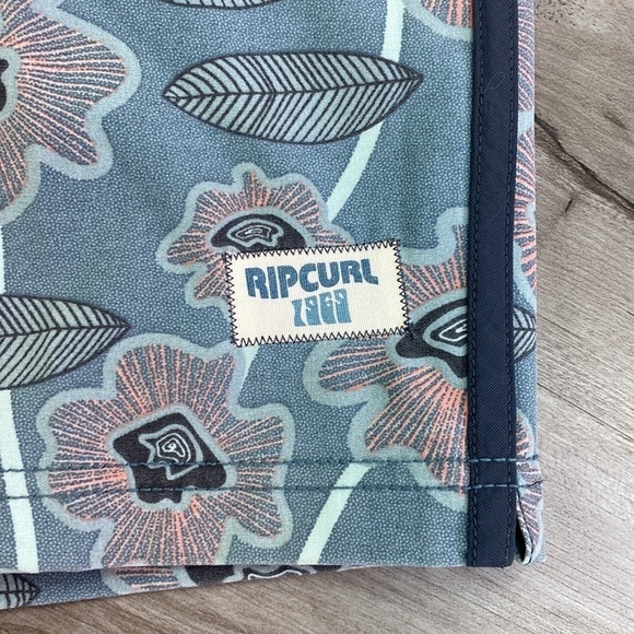 RIP CURL- SUN DRENCHED RAYS BOARD SHORTS - Picture 3 of 12